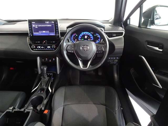 革巻きステアリングで快適な操作性の運転席です。