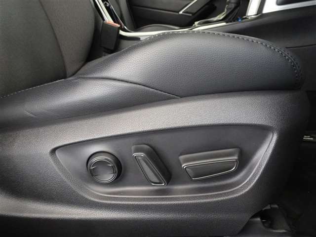 パワーシート搭載。微妙な調整が手軽にでき、ピッタリのポジションで運転することが可能です。