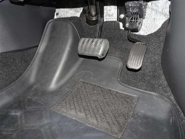 足元回り・フロアマットもしっかり洗浄しております。