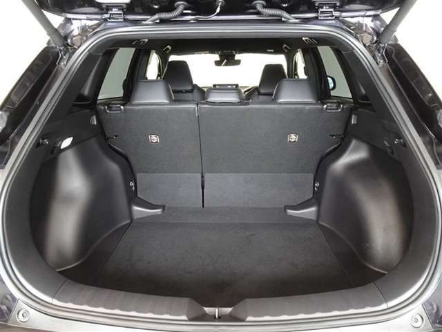 5人乗車時でも十分なスペースのトランクルームです。