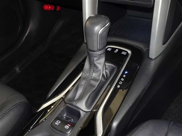 電動パーキングブレーキ・ブレーキホールドを装備してます。ホールド機能は信号待ちが多い一般道で疲労軽減になり、大好評です！