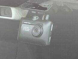 【ドライブレコーダー】安心・安全なカーライフに必須のドライブレコーダーを装備！走行中はもちろん、あおり運転や事故に遭遇した際の状況も映像で記録し、万一のリスクに備えます。