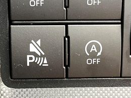 【アイドリングストップ】赤信号や渋滞で停車した際にエンジンを停止し、無駄な燃料の消費を抑えます。燃費向上や環境保護につなげる機能♪エンジンはブレーキを離せば再始動します。