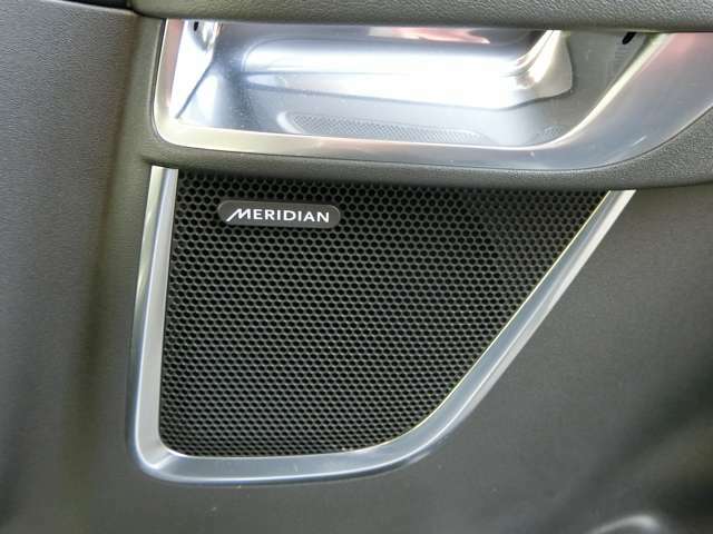 Meridianサウンドシステムはスピーカーとサブウーファーを搭載し、臨場感あふれる音を生み出すスピーカーです。 全座席で上質なサウンドで快適に過ごせます。