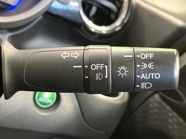 【オートライト】周りの明るさに応じて自動でヘッドライトの点灯・消灯ができる機能です！ライトの付け忘れ・消し忘れなどが無くなり、雨の日や夕方の走行も安心！トンネル通過時も便利ですね♪