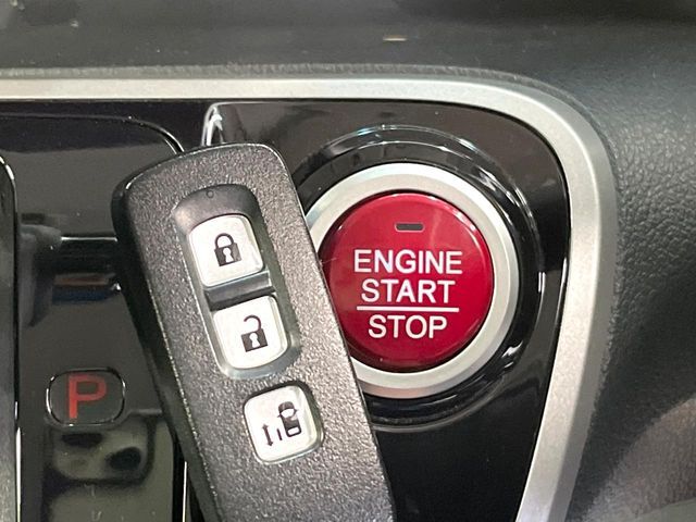 【Hondaスマートキー】カバンやポケットに入れたままでもドアの施錠・解錠が可能なスマートキーを装備。エンジンのオン・オフ時もカギを取り出す必要が無いからとっても便利です♪