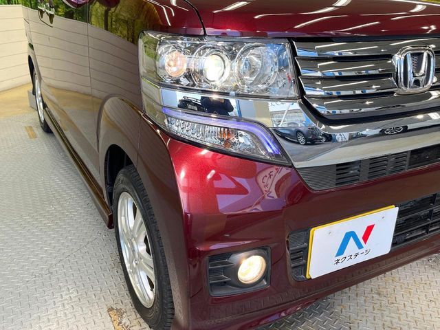 【HIDヘッドライト】非常に明るく前方を照らしてくれるので、悪天候や夜間の走行時も視界良好で安心してお乗りいただけます。