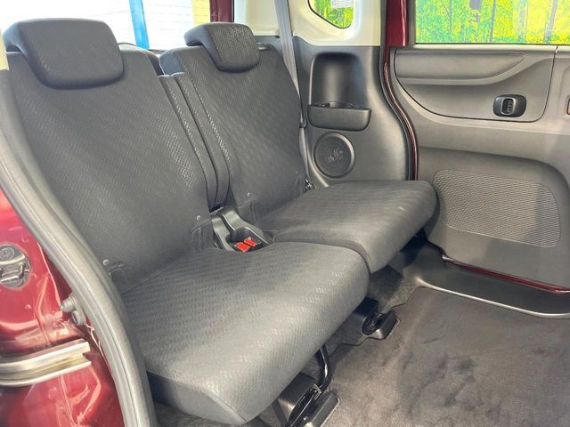 後部座席も気になるようなキズ・汚れやへたり等、大きなダメージはなく、良好な状態です。
