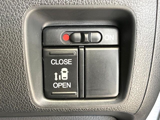 【パワースライドドア】スマートキーや運転席のスイッチでスライドドアの開閉が可能♪電動だから力を入れてドアを開ける必要が無く、小さいお子様でも、重い荷物を持っている時もラクに開け閉めできます♪