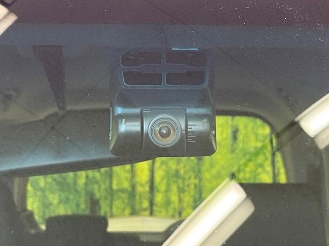 【ドライブレコーダー】安心・安全なカーライフに必須のドライブレコーダーを装備！走行中はもちろん、あおり運転や事故に遭遇した際の状況も映像で記録し、万一のリスクに備えます。