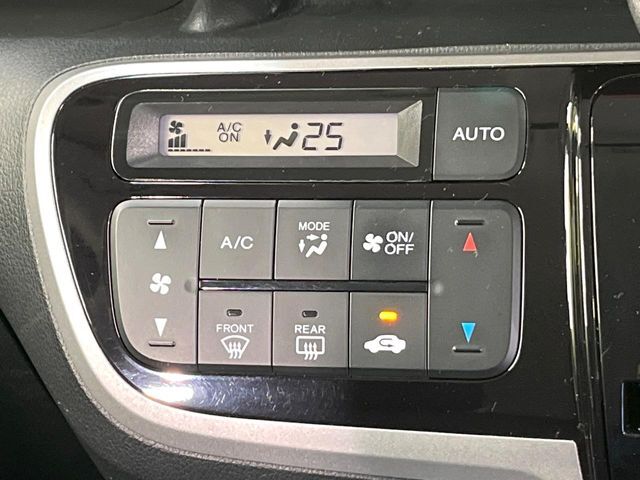 【オートエアコン】一度お好みの温度に設定すれば、車内の温度を検知し風量や温度を自動で調整。暑い…寒い…と何度もスイッチ操作をする必要はありません。快適な車内空間には必須の機能ですね♪