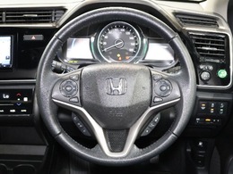 クルーズコントロールが装備されており、速度設定をするだけで一定の速度で自動走行が可能！！一定速度の走行なので燃費の向上やアクセルペダルを踏む必要が無いので長距離ドライブが快適になります！！