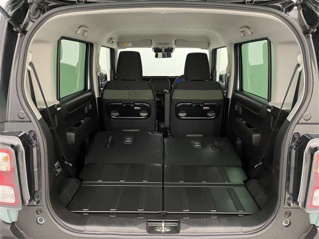 後席のシートバックを両側前倒しした状態です。　多くの荷物を積むことができます。