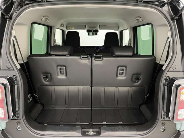 ラゲッジスペースです。シート背面と床面は汚れを防ぐ素材が使われているため、汚れても掃除がラクにできます。