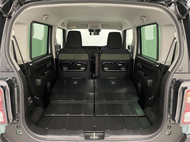 ◆後席の前後スライド調整に連動してラゲッジフロアボードも動くので、荷物の量に合わせてラゲッジスペースの広さを変えられます。