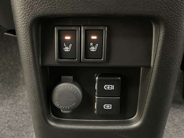 ■シートヒータースイッチ（運転席/助手席）、■アクセサリーソケット、■USB電源ソケット 装備