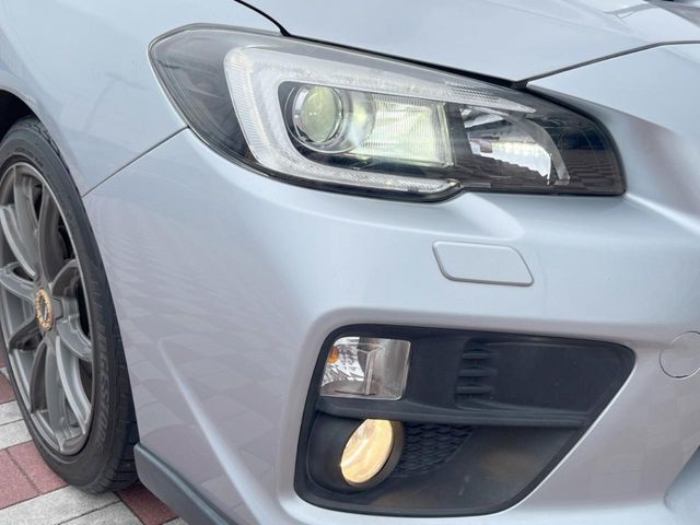【LEDヘッドライト】悪天候や夜間走行時も良好な視界を確保し安心して運転できる高輝度LEDヘッドライトを装備！点灯速度が早く、消費電力も抑えられています。