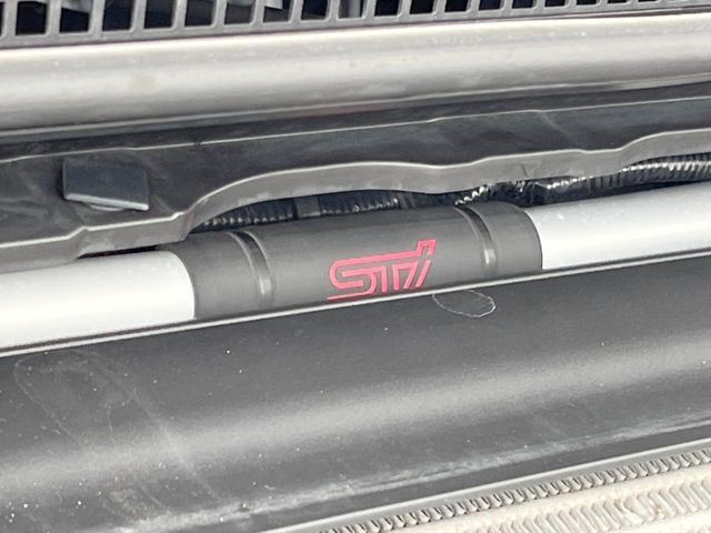 【STIタワーバー】お車の剛性を高めるタワーバーを装備。よりスムーズなコーナリング走行が可能となり、走りも楽しめます。