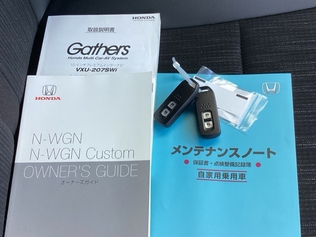 メンテナンスノート【整備記録簿】、取説も揃ってます。スマートキーはバッグなどにしまったままボタン操作でエンジンの始動・停止ができて大変便利です。