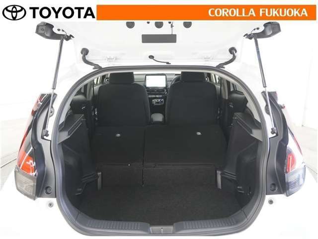 リヤシートを前に倒せば、ラゲージルームに収まらない物も積み込めます。たくさんの物を載せたい時に活躍します。