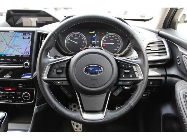 気分やシーンに合わせて走行性能を使い分けられるSI-DRIVEとMT感覚のシフト操作が愉しめるパドルシフト付き本革巻きステアリングホイール。(シルバーステッチ＆ステアリングヒーター付き)
