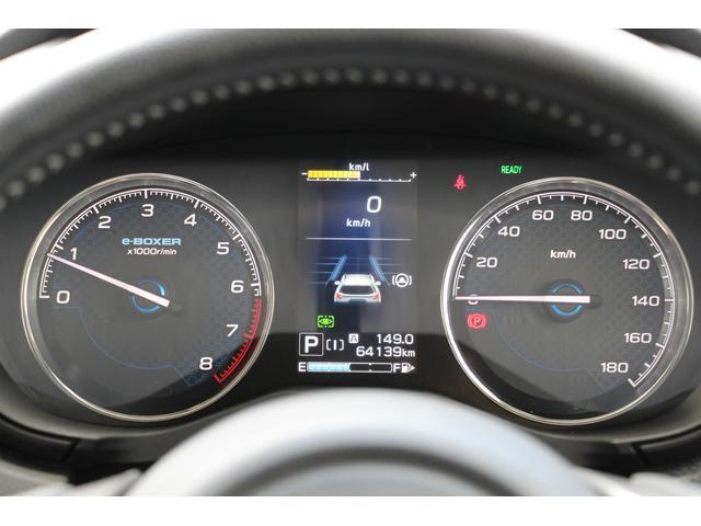 マルチインフォメーションディスプレイ付メーター。視認性に優れた照明や精緻な文字盤が先進感を演出するメーターです。様々な車両情報を表示する 、状況に応じて割り込み表示を行い、安全をサポートします。