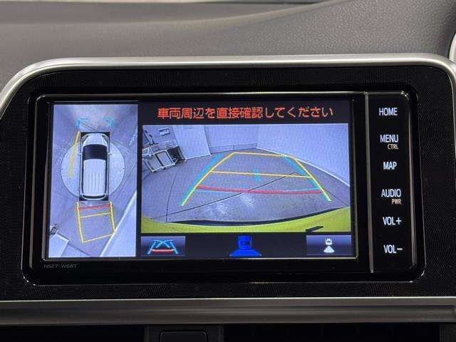 パノラミックビューモニターシステムが付いているので車の上から見た映像が確認できますよ。　一目で車両周辺の情報を確認できますが、直接安全をご確認下さい。