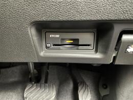 【ETC】有料道路を利用する際に料金所で停止することなく通過できる、ETC車載器（ノンストップ自動料金収受システム機器）が装備されています。セットアップを行うことで利用可能になります。