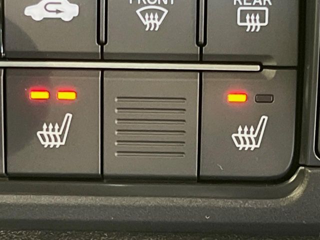 【シートヒーター】寒い日に重宝するシートヒーター！エアコンより早く温まってくれるので寒がりの人も安心ですね♪エアコンの温風は乾燥するから苦手、という方にもをおすすめです。