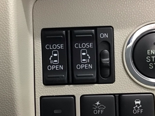 【両側パワースライドドア】両側がパワースライドドアになっており、運転席のスイッチやスマートキーでも開閉が可能です！開口部も広いので乗り降りも楽々♪