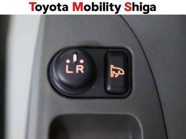便利な電動格納ドアミラーも装備しております。駐車時にボタン一つで折り畳む事が出来るので便利ですよ。