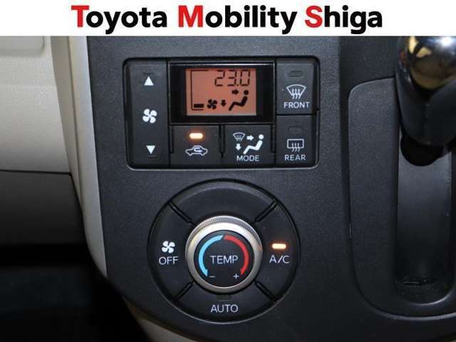 お好み温度に設定すると自動で調整してくれるオ-トエアコン装着車です。