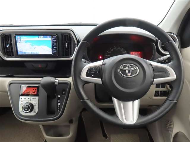 スタイリッシュなインパネ周りです！運転の際、常に目にする部分は、シックにまとめた飽きの来ないデザインが人気です！