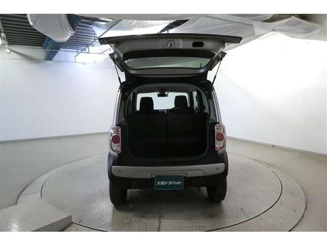 バックドアを上げた状態です。シートを倒せば荷室のスペースが広くなります！用途に合わせて快適な室内を！