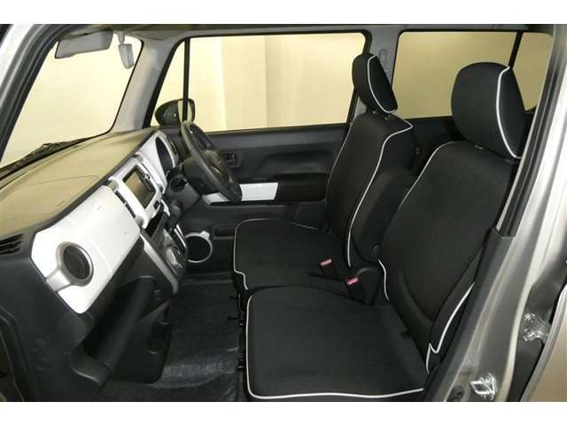 高いホールド性で運転姿勢が安定します。長距離ドライブでも疲れにくいのが魅力です。快適なドライビングライフをお送りください♪