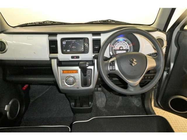 運転席周りのレイアウトをご覧ください。ナビゲーションが綺麗に装着されすっきり収まってますね！