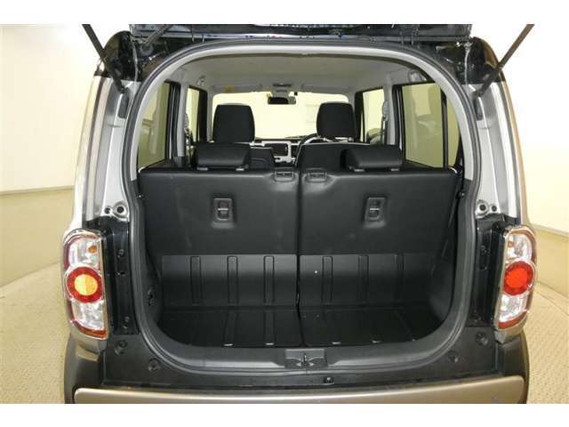 広々とした荷室ですがリヤシートが分割で倒せるので乗車人数によってシートアレンジして荷物もたっぷり詰め込んでキャンプやレジャーを楽しめますよ