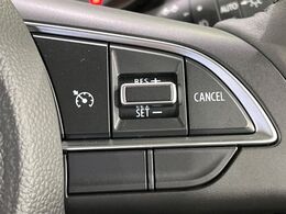 【クルーズコントロール】高速道路もラクラク走行。アクセルを離しても一定速度で走行ができ、長距離運転時の負担を軽減！加速・減速も簡単なスイッチ操作で調整できます。