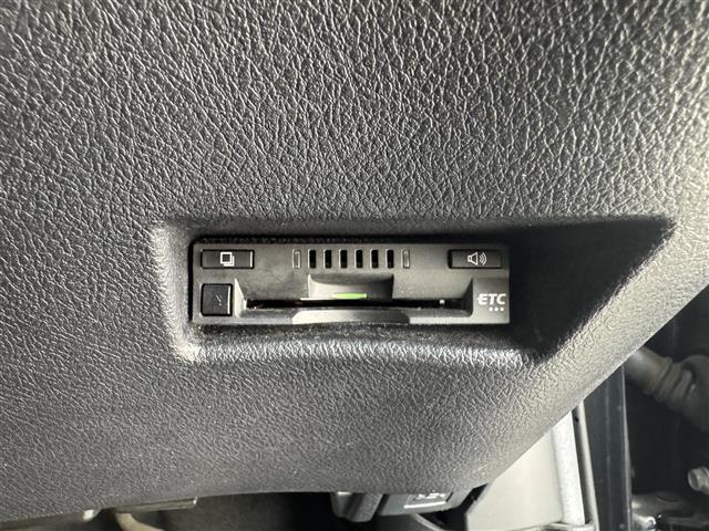 【ETC】有料道路を利用する際に料金所で停止することなく通過できる、ETC車載器（ノンストップ自動料金収受システム機器）が装備されています。セットアップを行うことで利用可能になります。