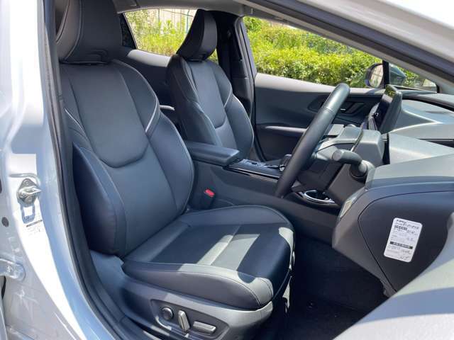 ◆【運転席】座り心地が良いシートなので長時間の運転でも快適にお過ごしいただけます。新品のフロアマットのご注文も可能です。
