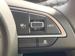 【アダプティブクルーズコントロール】高速道路での長距離走行が楽に！！自動で速度を保つクルーズコントロールが、衝突軽減システムと連携し、前方の車両を感知して車間を保つように速度調節してくれます！！