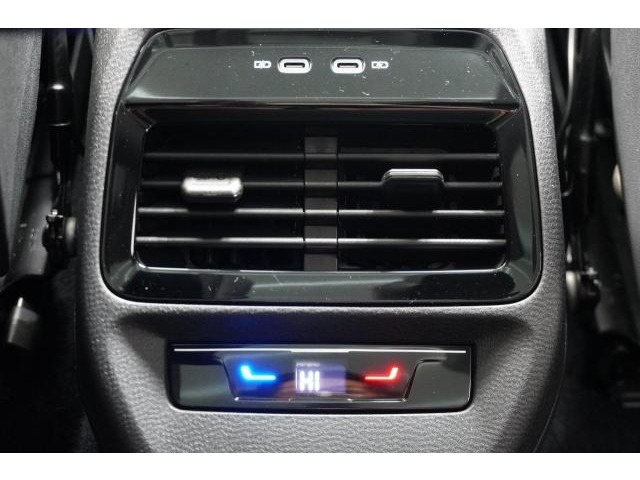 3ゾーンフルオートエアコン（運転席助手席後席独立調整、自動内気循環機能付き）。写真は後席です。