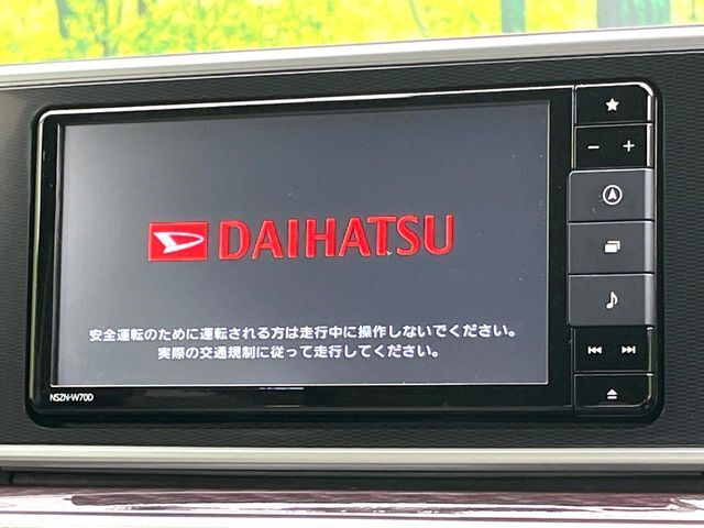 【純正ナビ】人気の純正ナビを装備しております。ナビの使いやすさはもちろん、オーディオ機能も充実！キャンプや旅行はもちろん、通勤や買い物など普段のドライブも楽しくなるはず♪