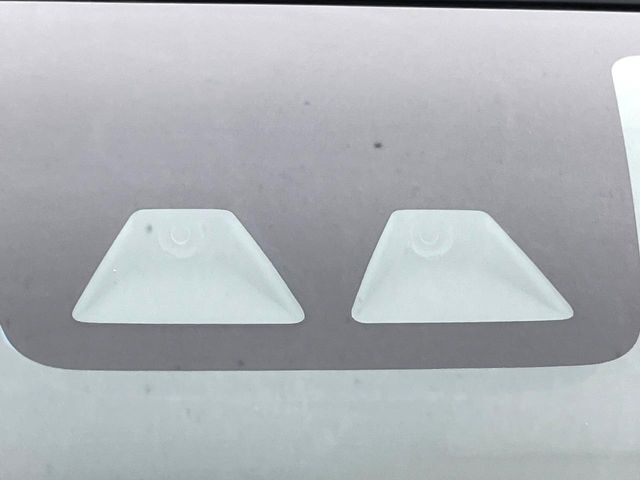 【スマートアシスト】走行中に前方の車両等を認識し、衝突しそうな時は警報とブレーキで衝突回避と被害軽減をアシスト。より安全にドライブをお楽しみいただけます。