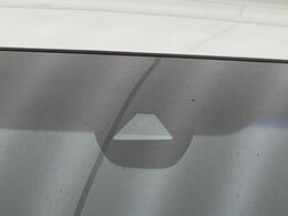 【ホンダセンシング】走行中に前方の車両等を認識し、衝突しそうな時は警報とブレーキで衝突回避と被害軽減をアシスト。より安全にドライブをお楽しみいただけます。