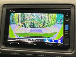 【バックカメラ】駐車時に後方がリアルタイム映像で確認できます。大型商業施設や立体駐車場での駐車時や、夜間のバック時に大活躍！運転スキルに関わらず、今や必須となった装備のひとつです！