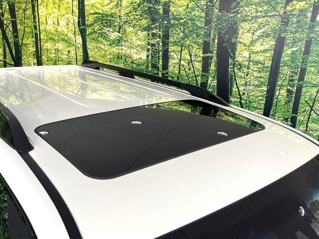 【サンルーフ】開放感たっぷりの希少装備、サンルーフが装着されています！車内に明かりを取り入れたり景色を楽しむ以外にも、車内の空気も簡単に換気できて快適です！