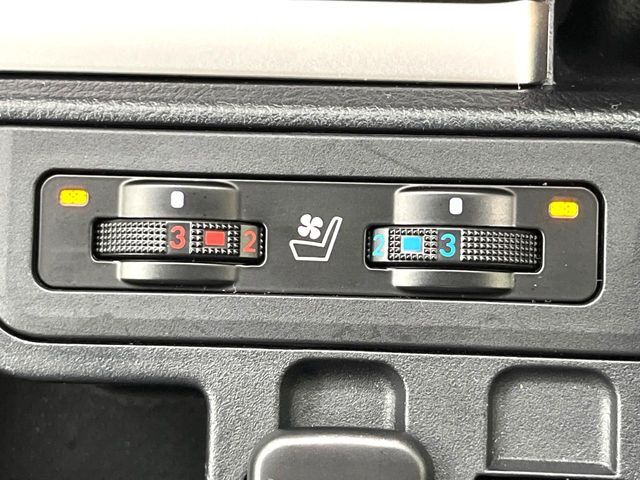 【シートベンチレーション】夏場は涼しい風でお尻や背中の熱やムレを防ぎ、冬はエアコンよりも早く温まってポカポカに！季節を問わず快適に過ごせます。