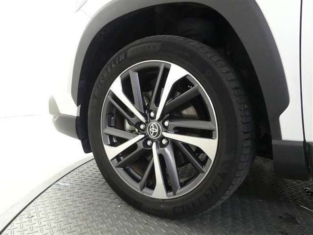 スポーティな印象を与える純正ホイールです。どこまでも走っていきたくなるようなデザインですね♪