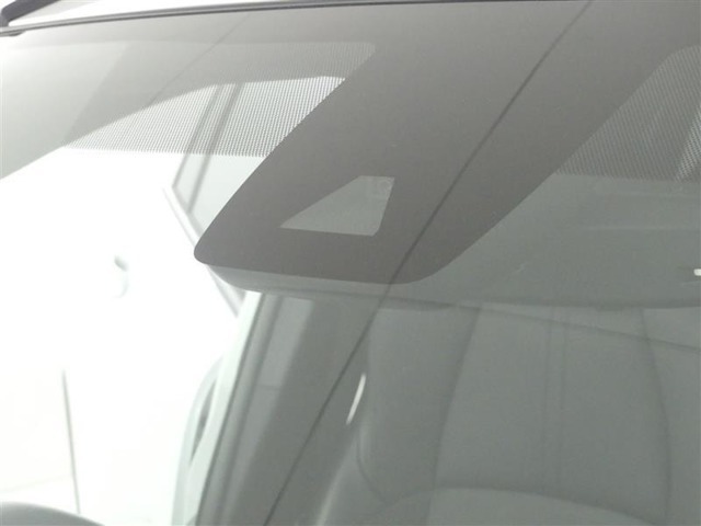 サポカーSとは、衝突被害軽減ブレーキに加えて、高齢者に多いと言われている踏み間違い事故防止をサポートする機能です。詳しくは販売店スタッフまでおたずねください。